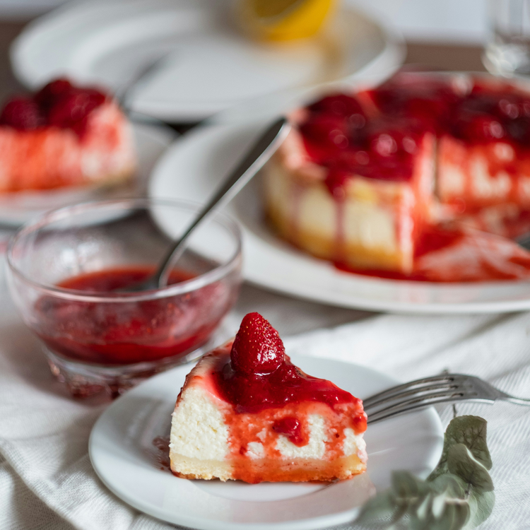 Strawberry Dream Cake Candle – Strawberry, Cheesecake & Vanilla | Sweet & Phthalate-Free 9 oz